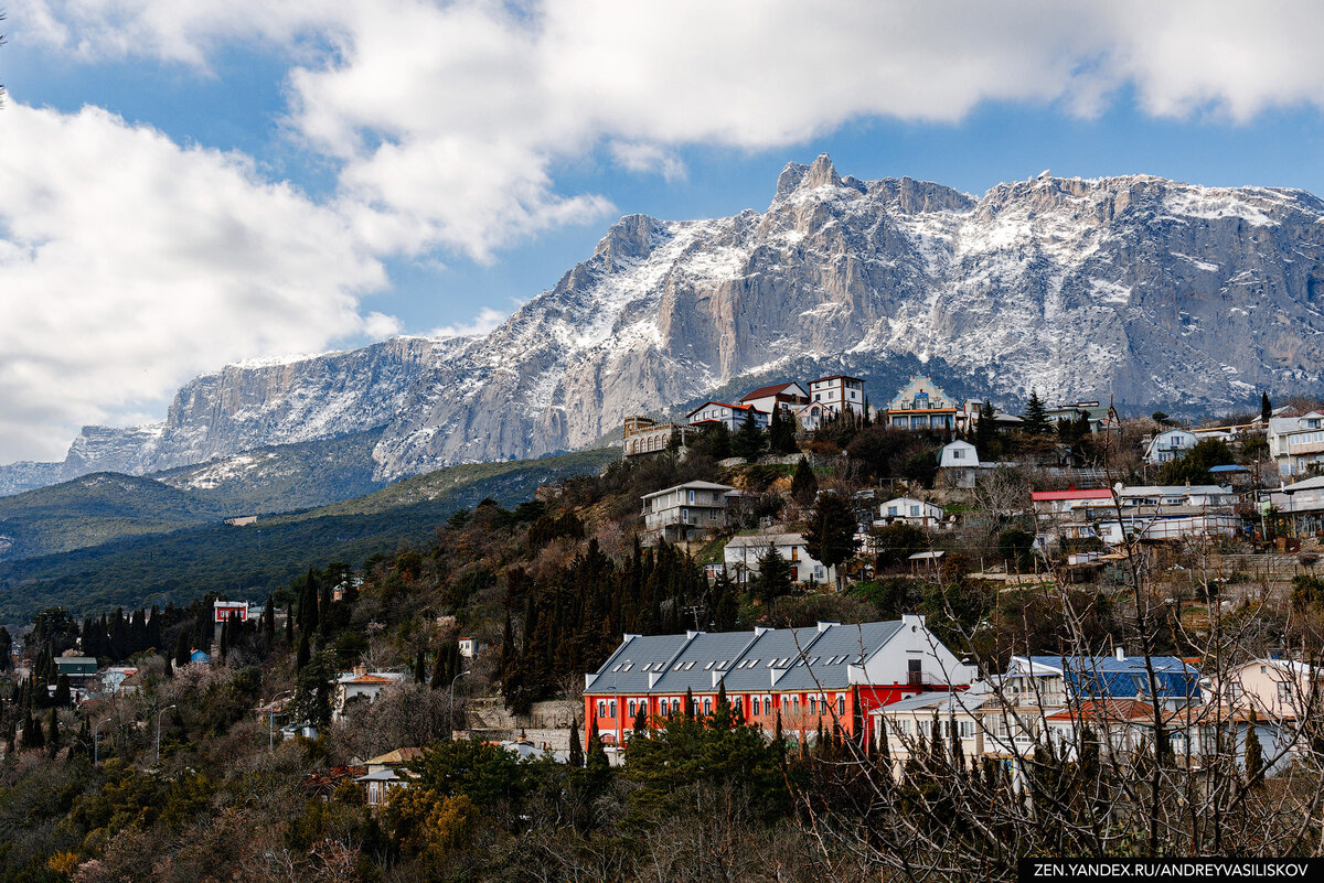 Ай-Петри. В правой части кадра можно разглядеть верхнюю станцию канатной дороги.