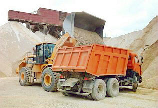 При перевозке делимых грузов (груз, который без потери потребительских свойств или риска его порчи может быть размещен на 2 или более грузовых местах) может возникнуть ситуация, в которой будет превышена нагрузка на ось, но не допустимая масса транспортного средства. Это относится главным образом к перевозке инертных (щебень, гравий, песок) и наливных (топливо, масло, технические и пищевые жидкости) грузов. Логично, что при перевозке таких грузов перевозчик (водитель) не имеет возможности контролировать перемещение груза в кузове транспортного средства, вследствие чего он может неконтролируемо смещаться, увеличивая тем самым нагрузку на ось. Очевидно, что общая масса транспортного средства в этом случае будет оставаться неизменной.