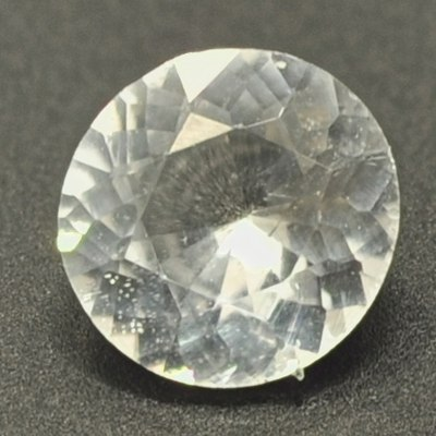 Некрупные ограненные колеманиты ( в пределах 0,5 карат каждый)