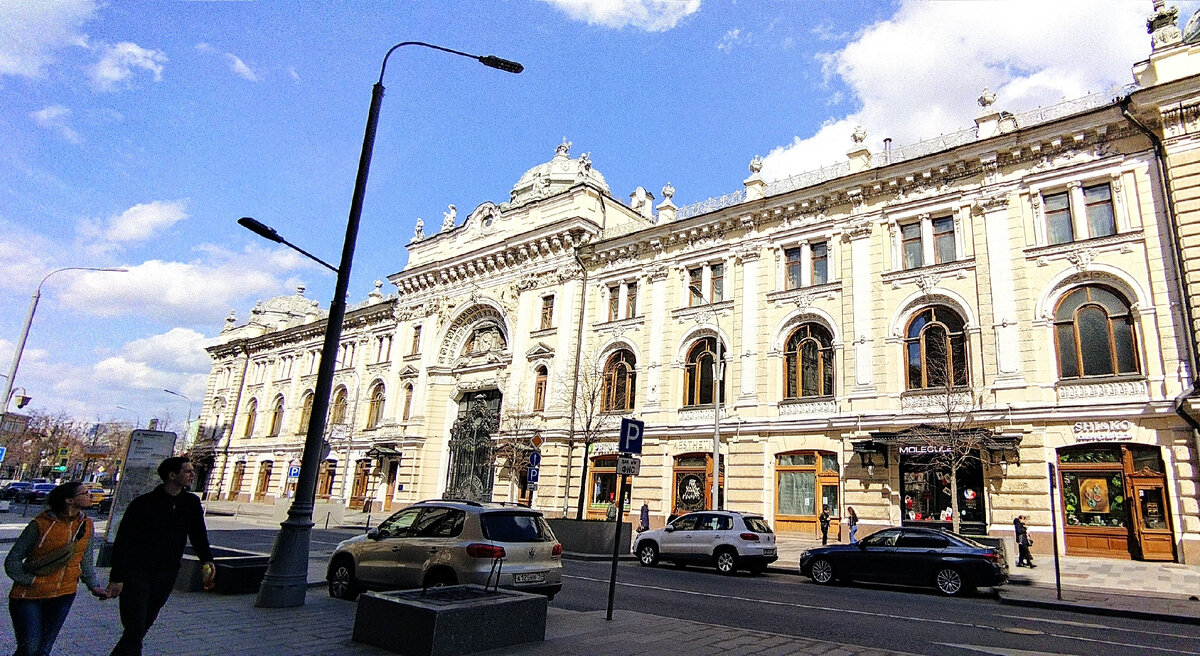 Неглинная улица. Доходный дом Е. И. Фирсановой, часть архитектурного ансамбля Сандуновских бань, памятник истории. 