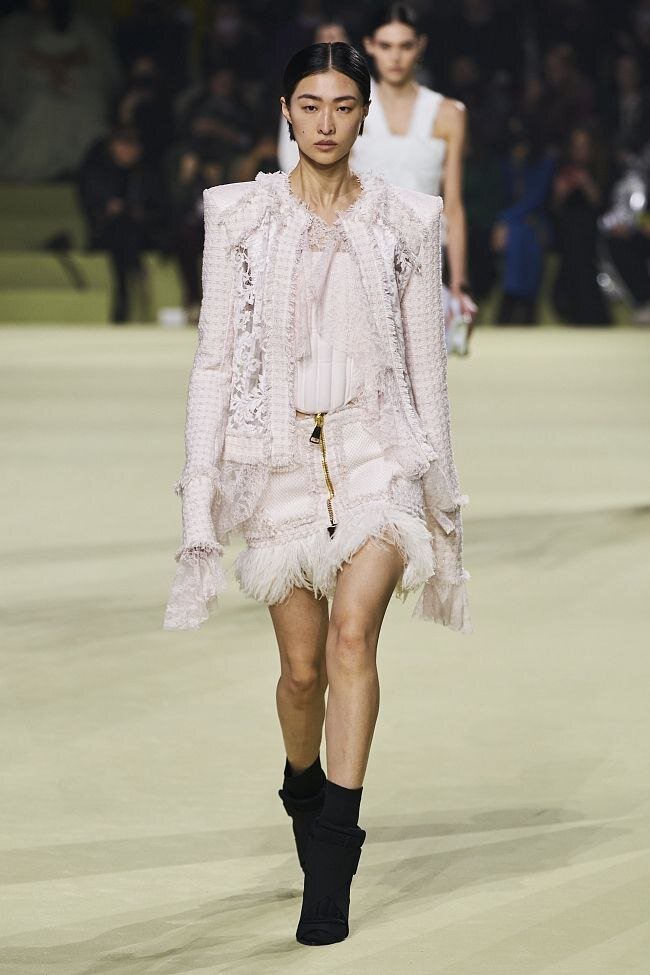фото:  instyle.ru  Мини на показе 2022, модный Дом Balmain