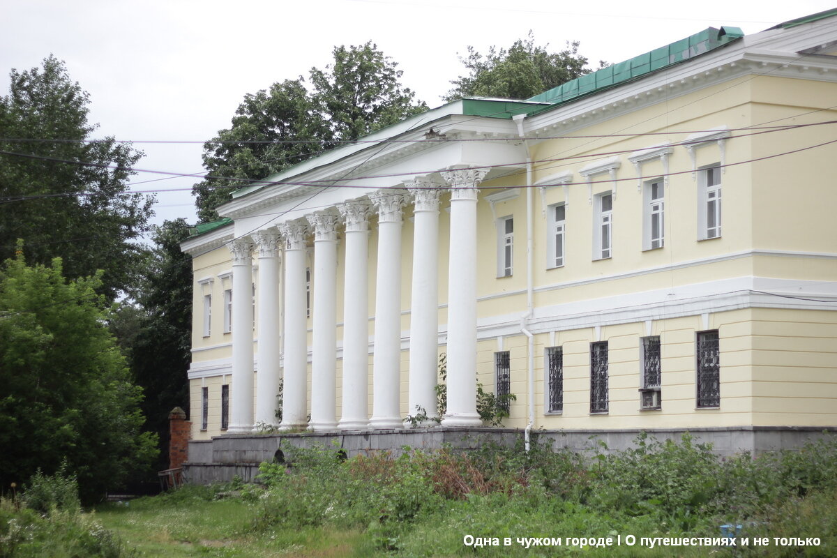 На самом деле никакого проклятия не существует: автором проекта усадьбы был швейцарский архитектор Томмазо Адамини, а руководил строительством Михаил Малахов, построивший не один памятник эпохи классицизма в Екатеринбурге. Но какие-то аномалии в парке точно присутствуют: люди, выгуливающие здесь собак, часто замечают их необычное поведение - они как будто видят кого-то и встают в стойку😉