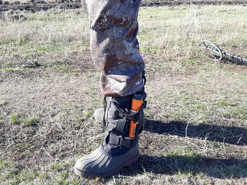 Ремни на сапогах словно специально сделаны для ношения пинпоинтера