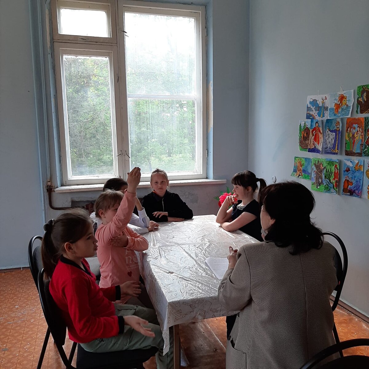 Тематическая беседа "Чтобы не было беды". В ходе беседы было рассказано ребятам о самых распространенных опасностях, подстерегающих их в быту. Как правильно выйти из сложной ситуации, угрожающей их здоровью и даже жизни.
