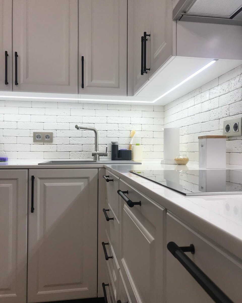 Как раз эта плитка позволяет утверждать, как нам, так и хозяевам кухни, что здесь присутствуют мотивы скандинавского стиля