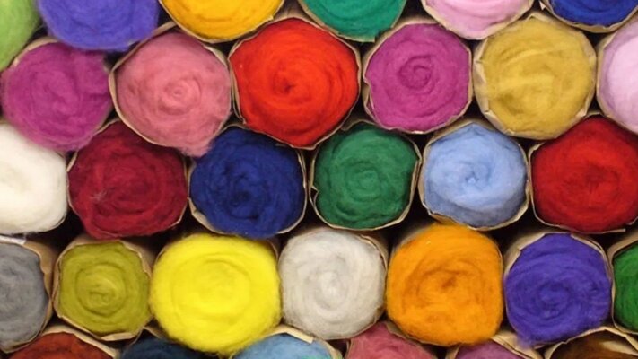 Если вы хотите валять игрушки из шерсти в технике сухого валяния , создавать что-то объёмное, или наоборот плоское к примеру-броши, то купите КАРДОЧЁС. 