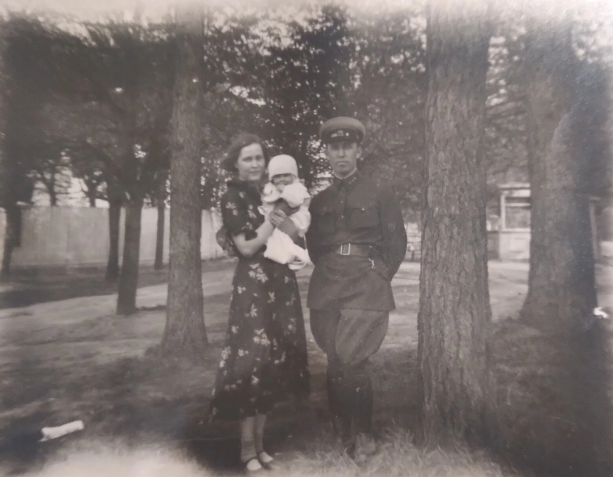 Бабушка и дедушка в Люблино с новорожденной мамой. 1937 год.