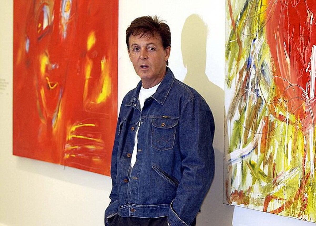 Пол Маккартни в галерее у своих картин, фото из открытых источников