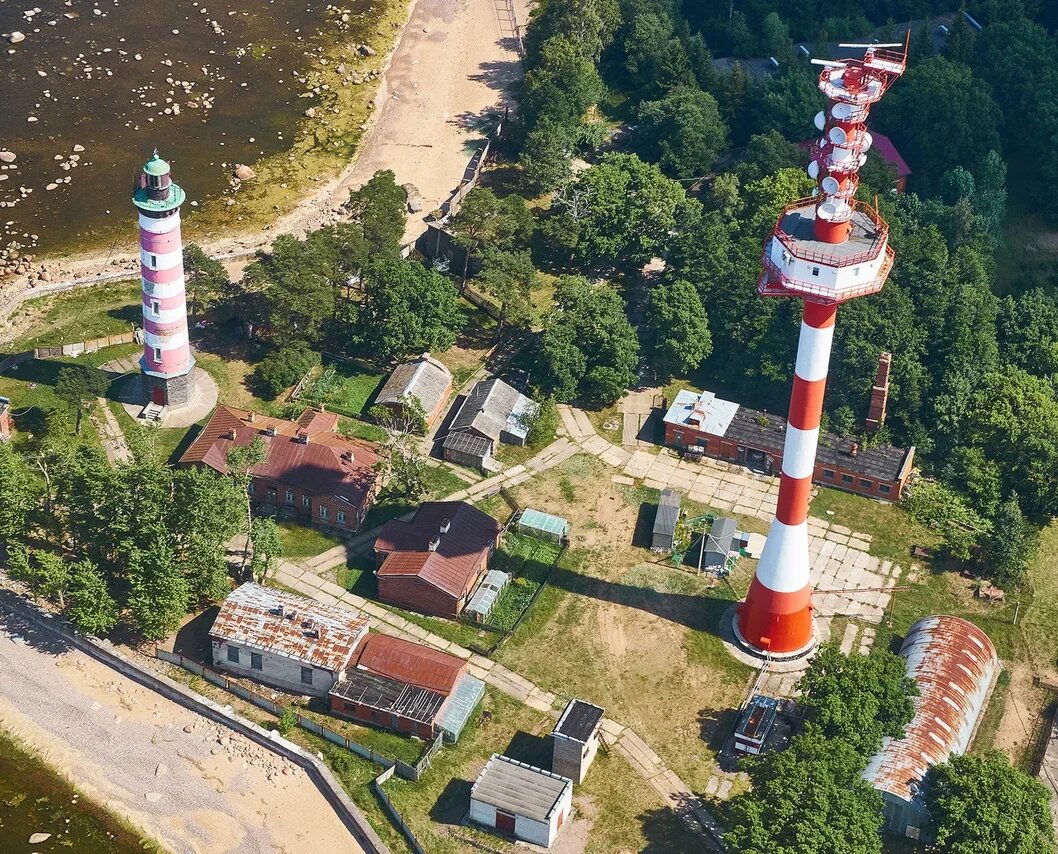 Башня Шепелевского маяка почти 40 метров, ещё выше современная мачта управления движением судов