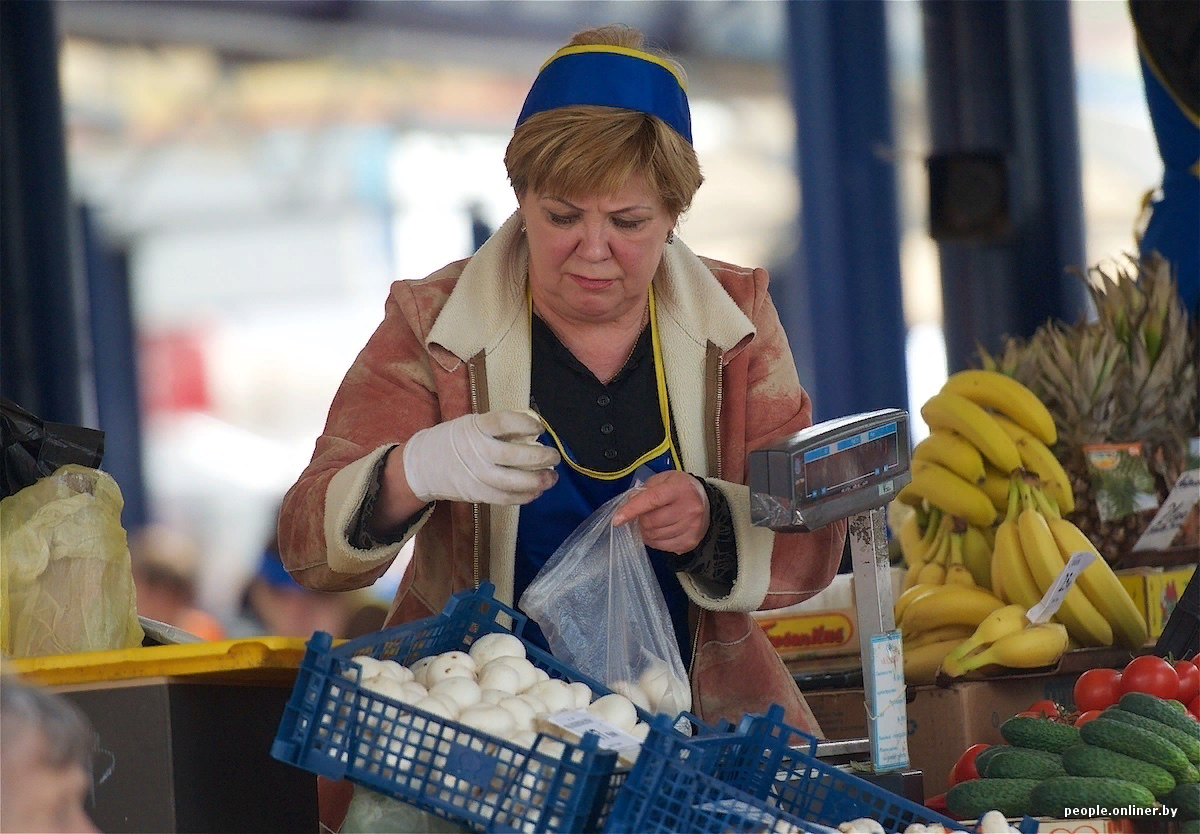 Рынок продавца. Продавщица на рынке. Продавщица на базаре. Продавец на рынке. Женщина на рынке.