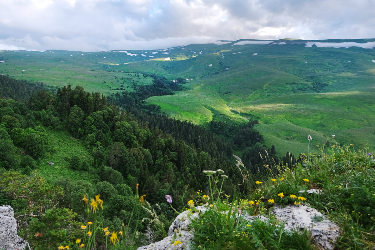 вид на плато Лаго-Наки со скалы Утюг
