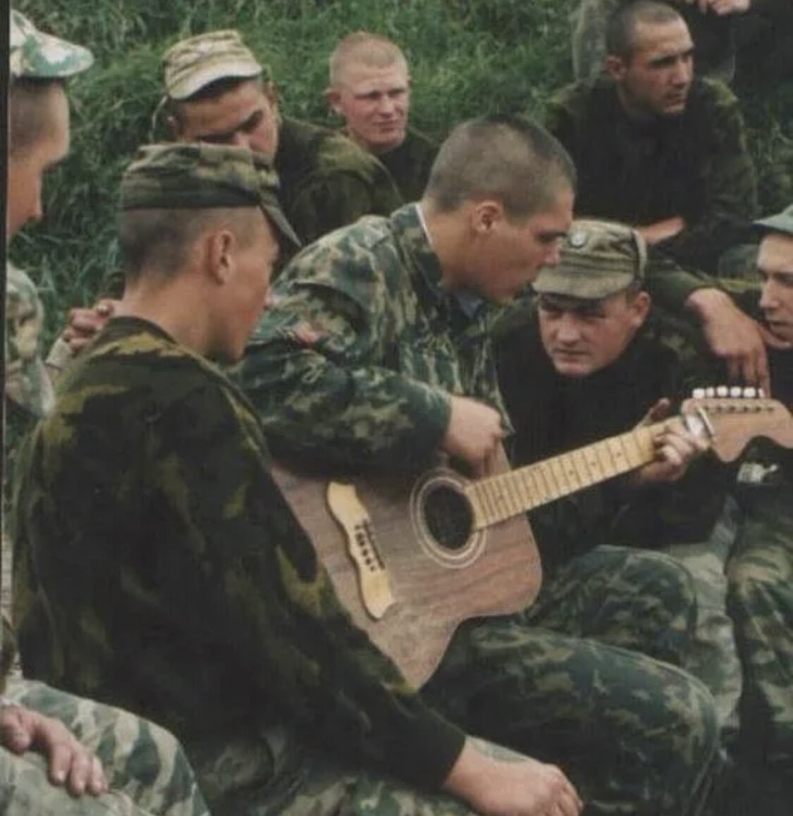 Русские армейские песни. Солдат с гитарой. Солдаты поют. Срочники в Чечне.