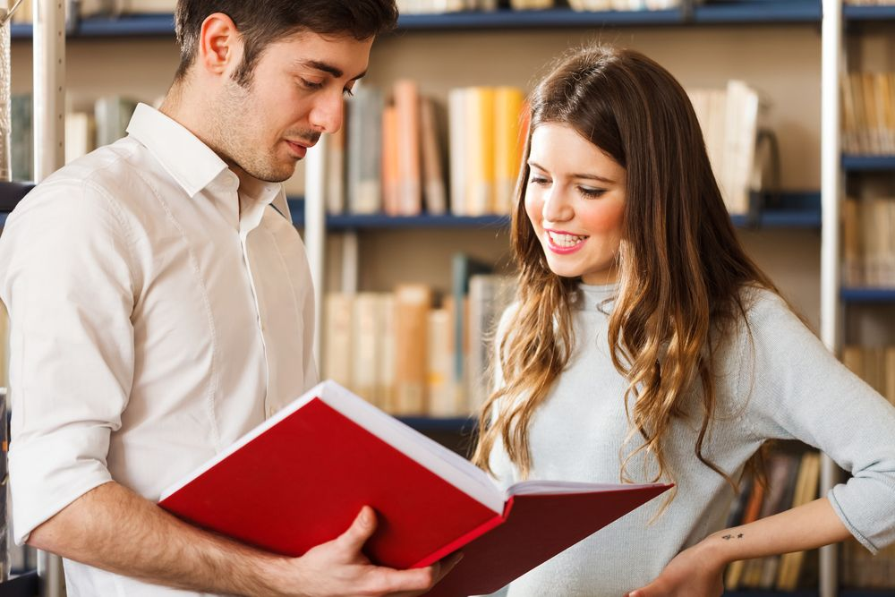 Взрослый человек с книгой. Чтение иллюстрация. Девушка читает книгу. Парень читает книгу. Молодежь читает книги.