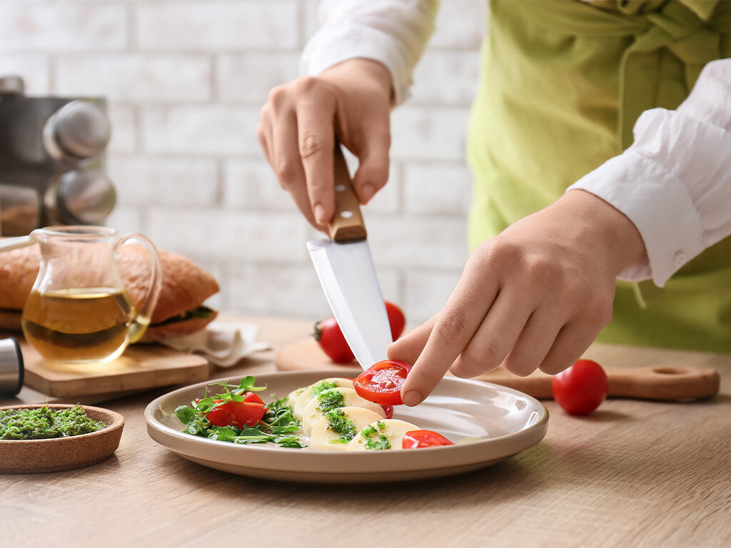 Салат капрезе с соусом песто и микрозеленью.