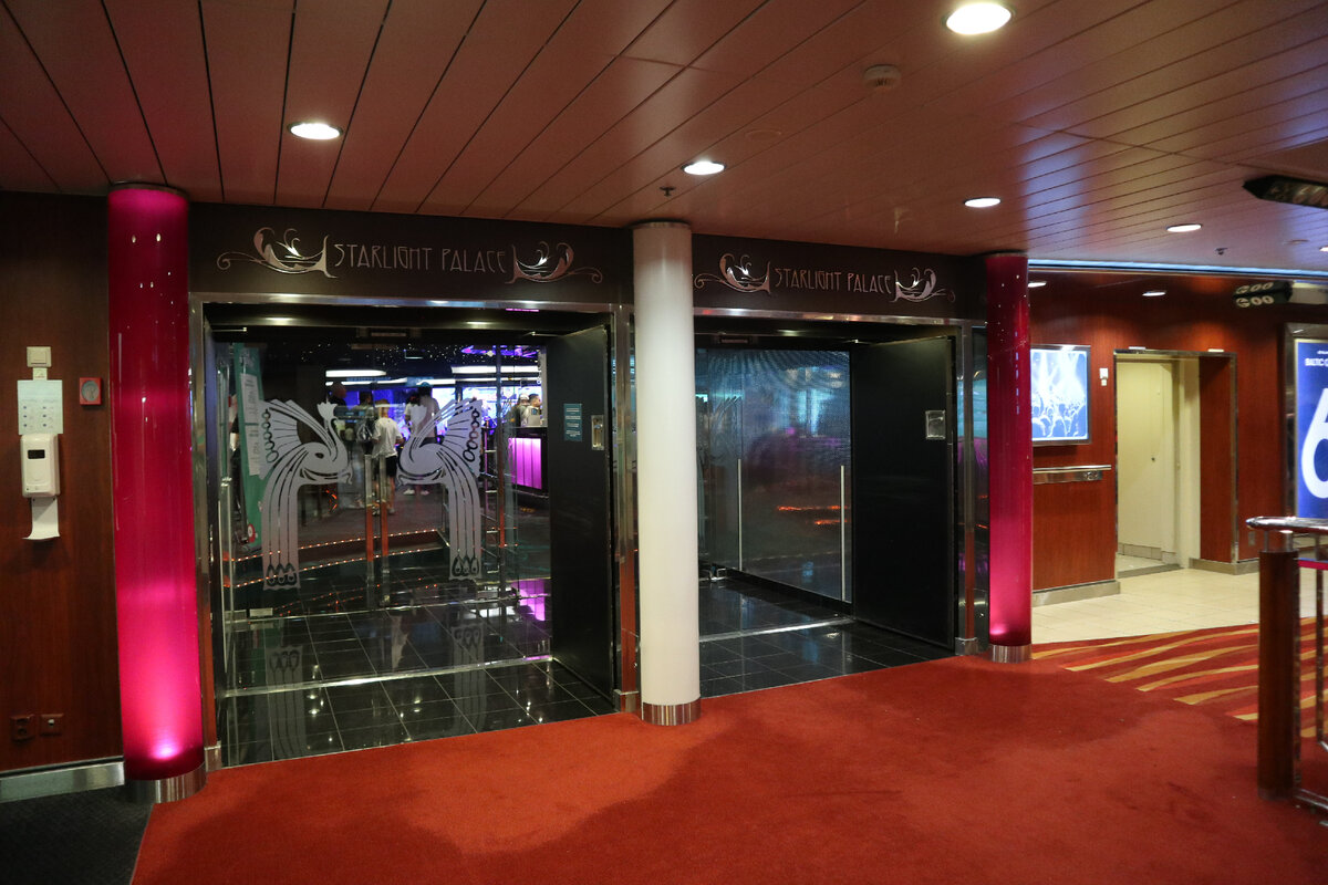 Гигантский дискобар на воде! Как выглядит изнутри десятипалубный паром из Стокгольма в Таллин