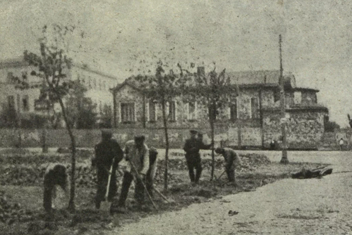 Работы по устройству сквера на площади Борьбы (бывшей Александровской),1925 г. Источник: Журнал "Строительство Москвы" №5/1925