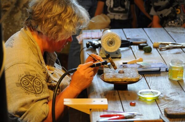 Ювелиров не только отстранили от УСН и ПСН с 2023 года, но и лишают возможности микробизнес отрасли воспользоваться АУСН