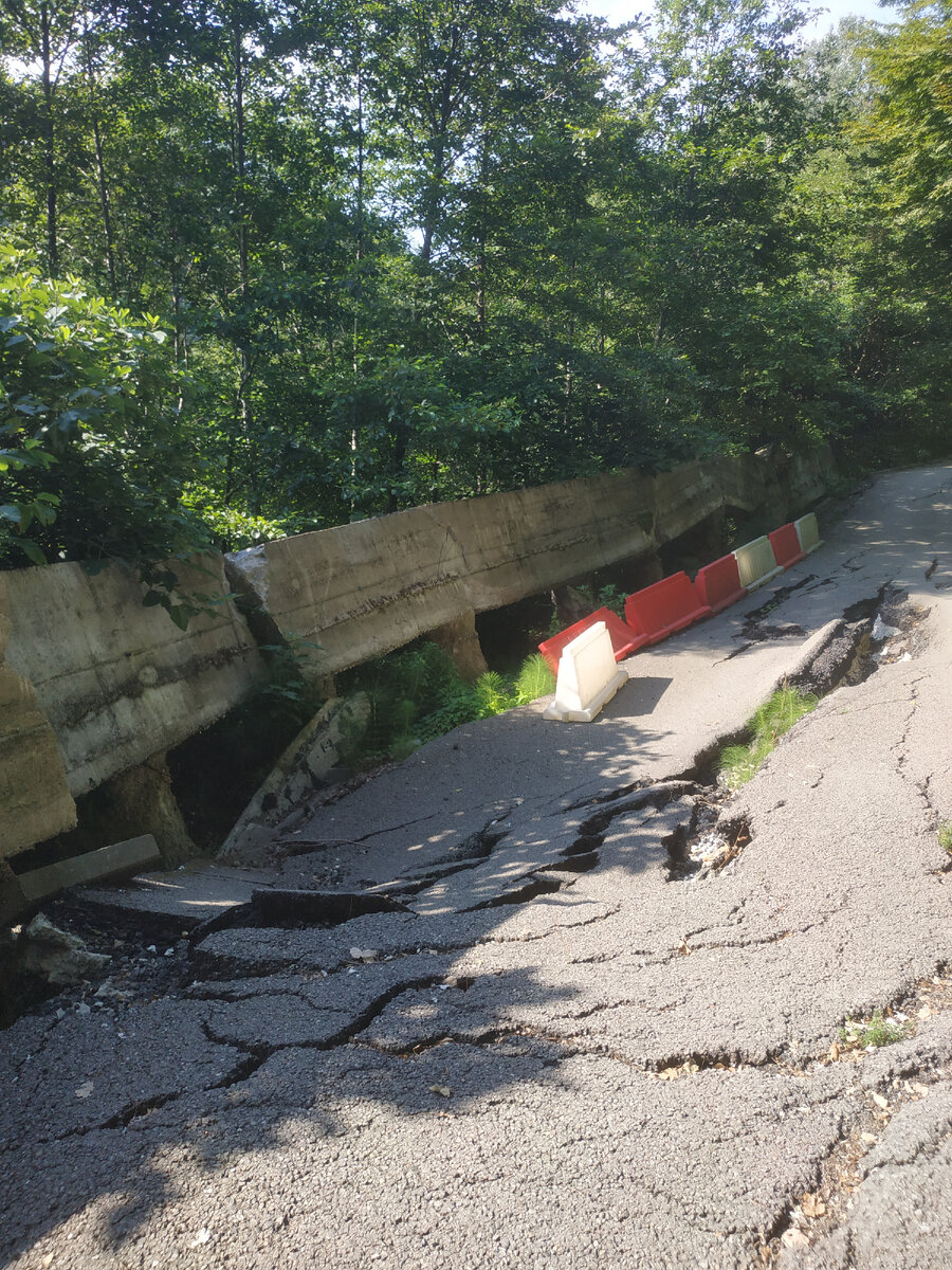 Обрушение дороги на подъезде к Тисо-самшитовой роще. Сочи. Фото автора.