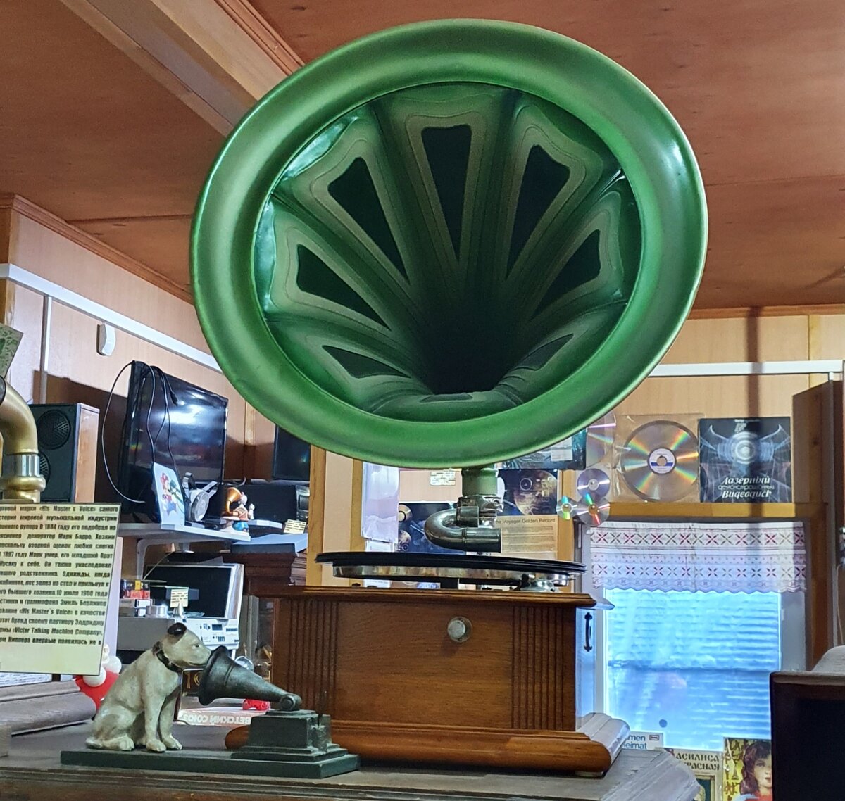 Знаменитый щенок Киппер, прототип логотипа торговой марки His Master's Voise