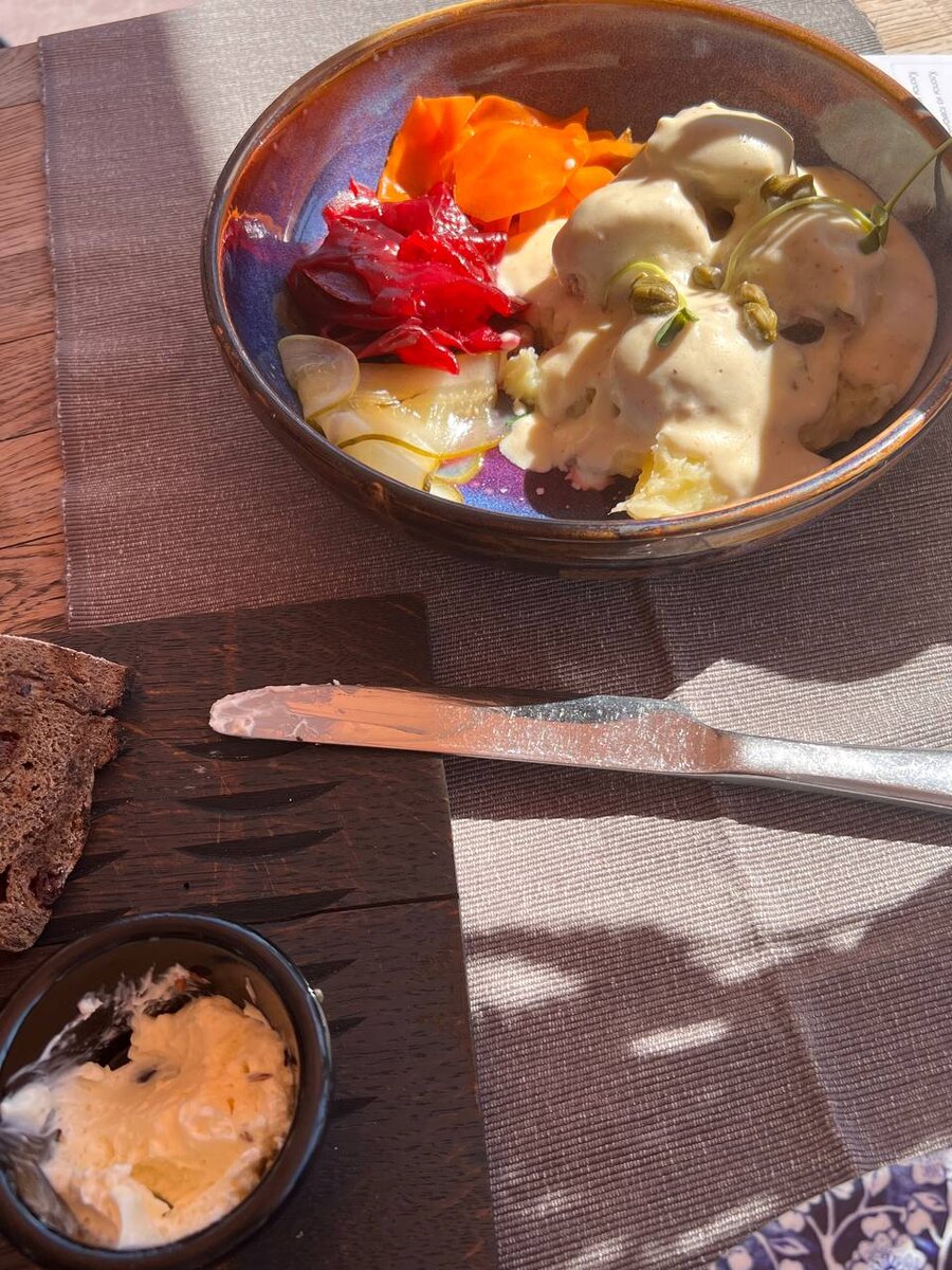 Клопсы двух видов представленны в кафе "Феррум" в Рыбной деревне. Есть вариант из мяса и рыбы. Более традиционный из мяса. 