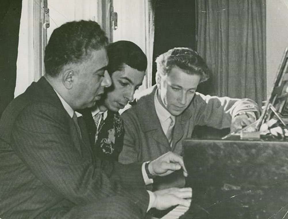 Арам Хачатурян (слева) и Микаэл Таривердиев (в центре) на уроке в ГМПИ имени Гнесиных, 1950-е. Фото: tariverdiev.ru