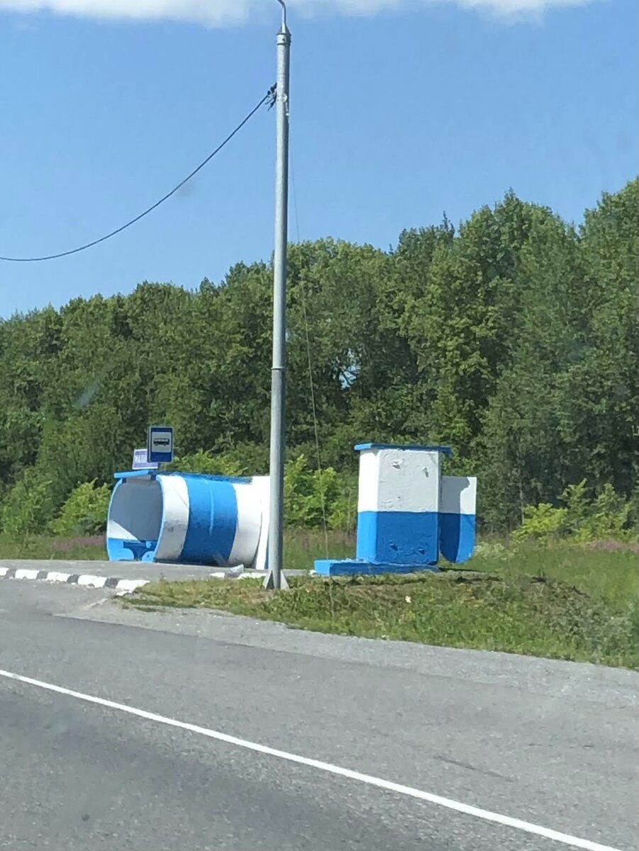 Всю дорогу до Красноярска попадались вот такие композиции: остановка плюс туалет. В одном стиле. Ближе к Новосибу они исчезли и больше именно таких не было.  