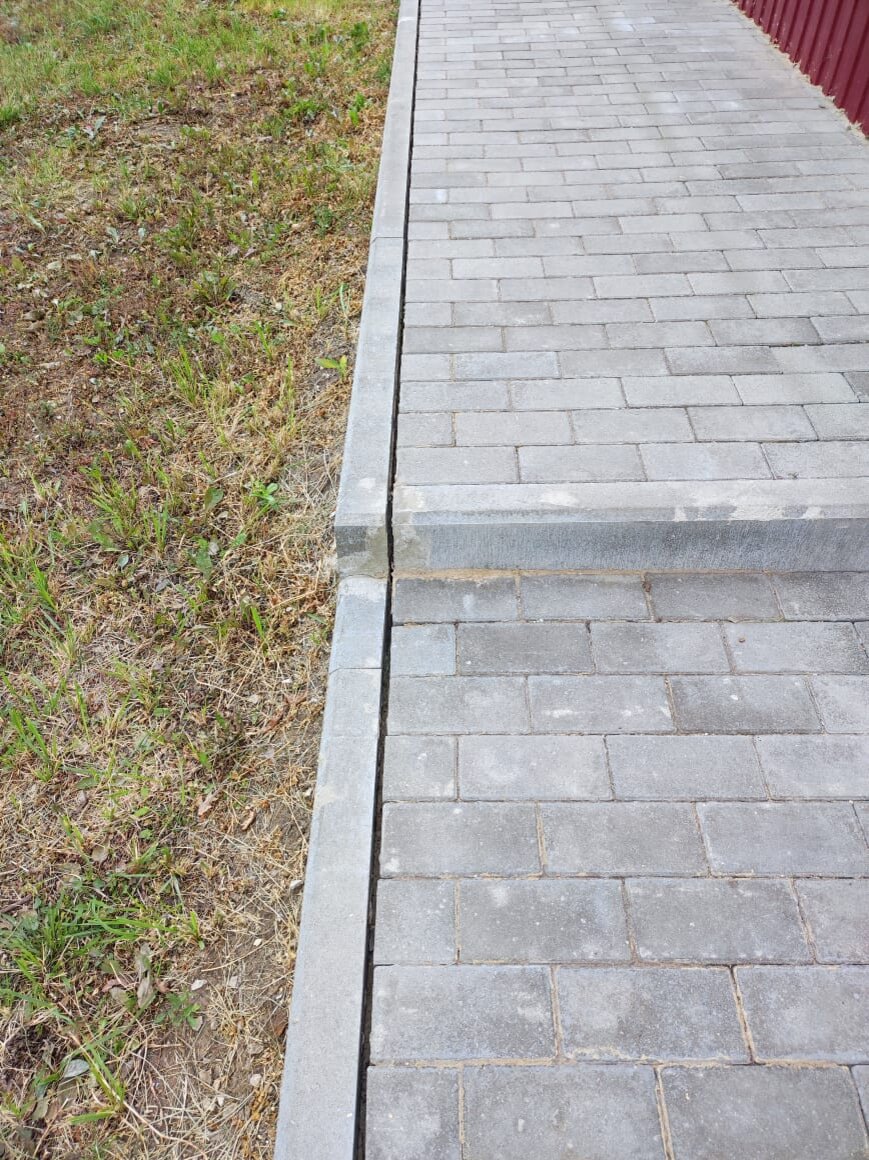 После летней жары бордюры везде отошли от брусчатки на 1 - 1,5 см. @ Горбунов Сергей