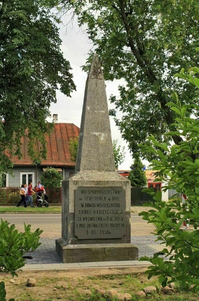 
Памятник советским солдатам в Тересполе. https://www.dziennikwschodni.pl/biala-podlaska/terespol-nie-odda-pomnika-bialorusinom,n,1000309414.html Источник dziennik wschodni.pl