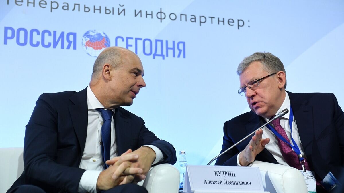   Министр финансов РФ Антон Силуанов и председатель совета Фонда "Центра стратегических разработок" Алексей Кудрин на форуме "Опора России". 18 сентября 2017© РИА Новости / Григорий Сысоев