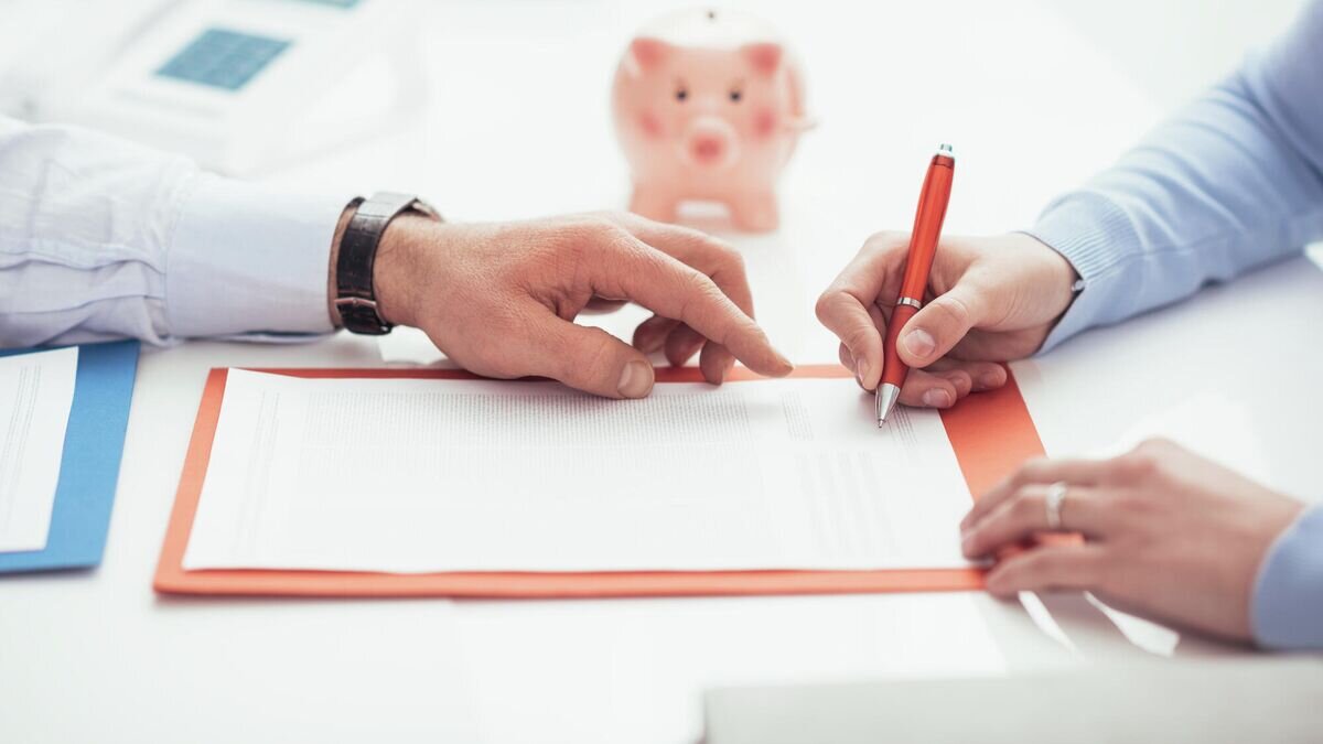    Девушка подписывает документы© Depositphotos / stokkete