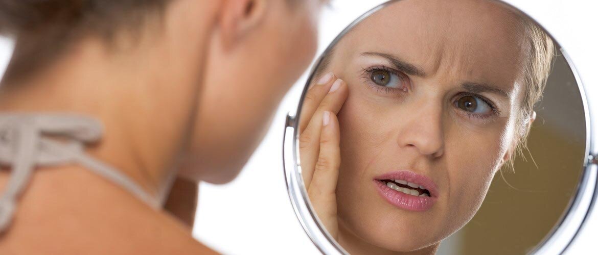 Коллаген и эластин, составляющие каркас соединительной ткани кожи, шинкуются солнцем как капуста для засолки, появляется целая сеть морщин, внутри самих клеток ультрафиолет повреждает митохондрии – своеобразные ЛЭП, основной источник энергии, клетки обесточиваются и перестают обновляться, развивается гиперкератоз, кожа приобретает бугристость.