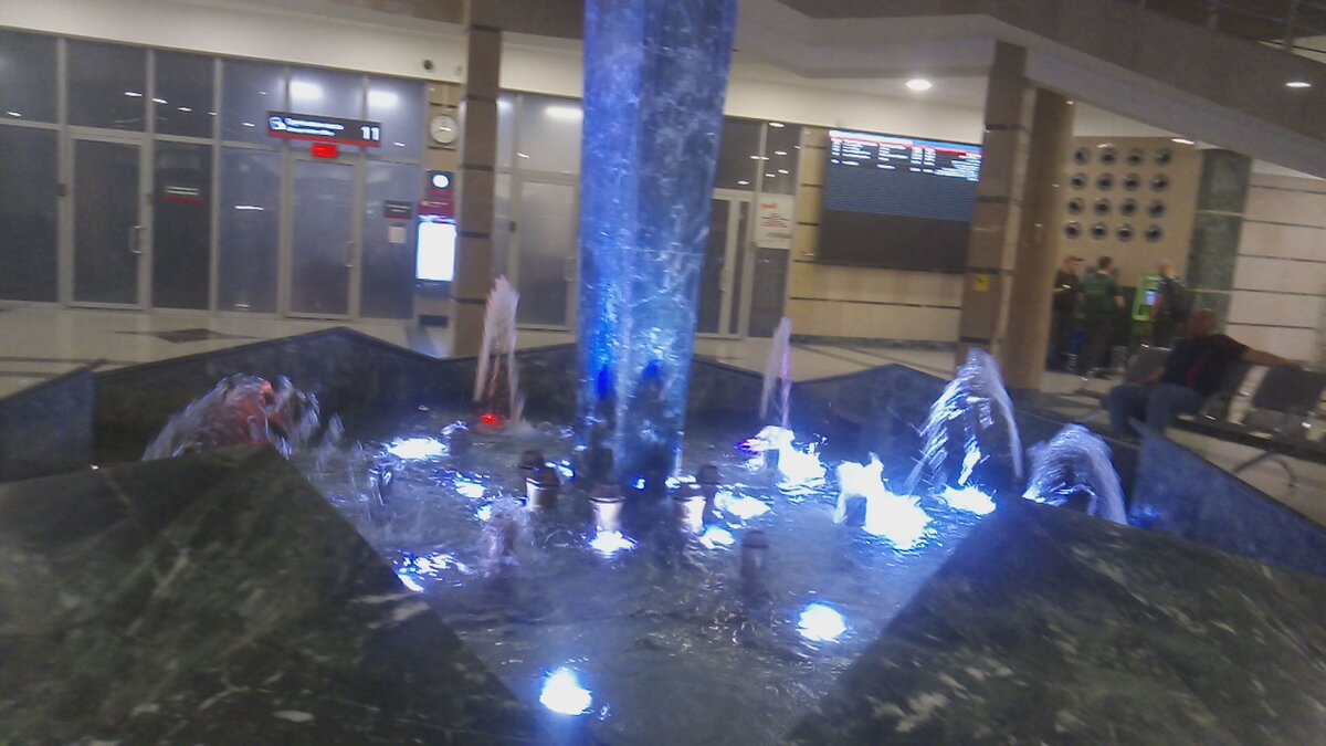 Красивый фонтан на ж.д вокзале, играющий разноцветными красками.