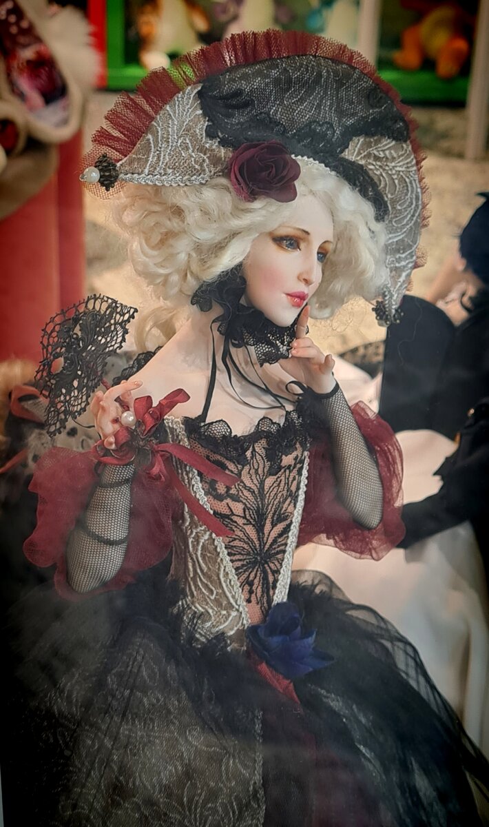 Тот редкий случай, когда предмет одежды "в сеточку" не вульгаризирует образ. Но это кукла, напоминаю.