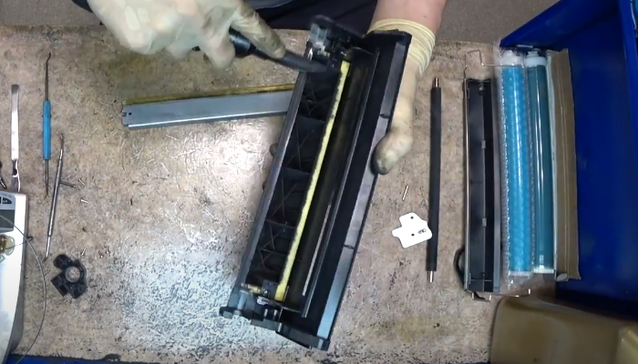 Фото 60. Засыпаем тонер через отверстие рядом с дозирующим лезвием