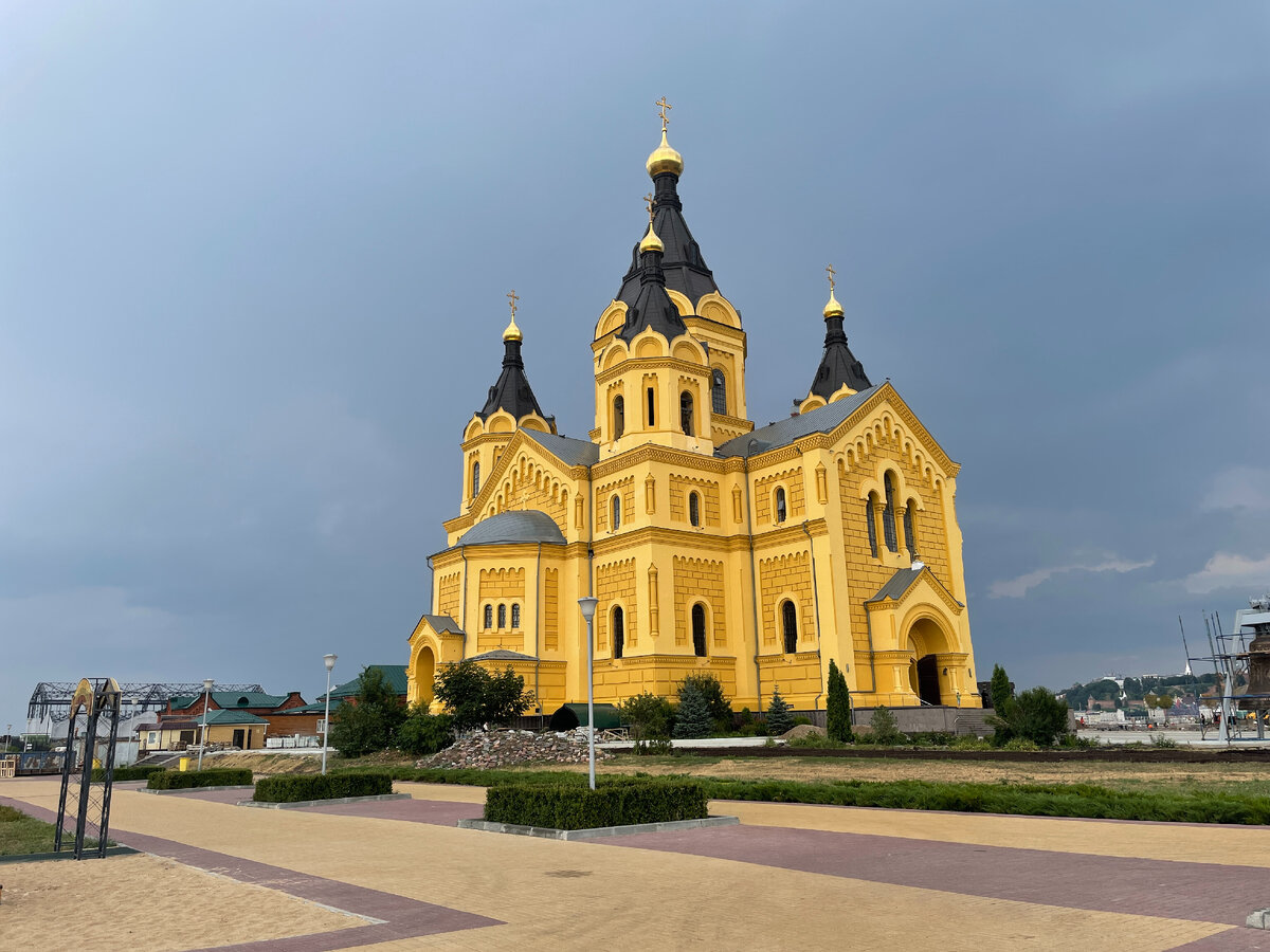 Не слышала и не видела, кстати, экскурсий по Стрелке и Нижегородской ярмарке. Только обзорные, так, чтобы захватить эти локации как часть в общей мозаике. Внутри у Ярмарки делать нечего, а снаружи это просто огромное здание, мимо которого нужно гулять на праздниках. На Стрелке совершенно потрясающий собор Александра Невского, но и он, мне кажется, может быть основным местом посещения только для религиозного или искусствоведческого туризма. 