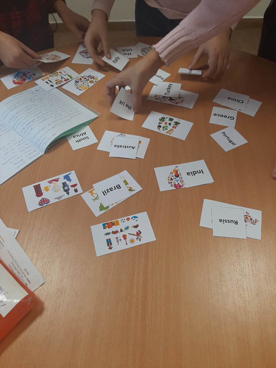 Карточки двух видов: на одних - названия стран, на других - коллаж из  символов этих  стран..