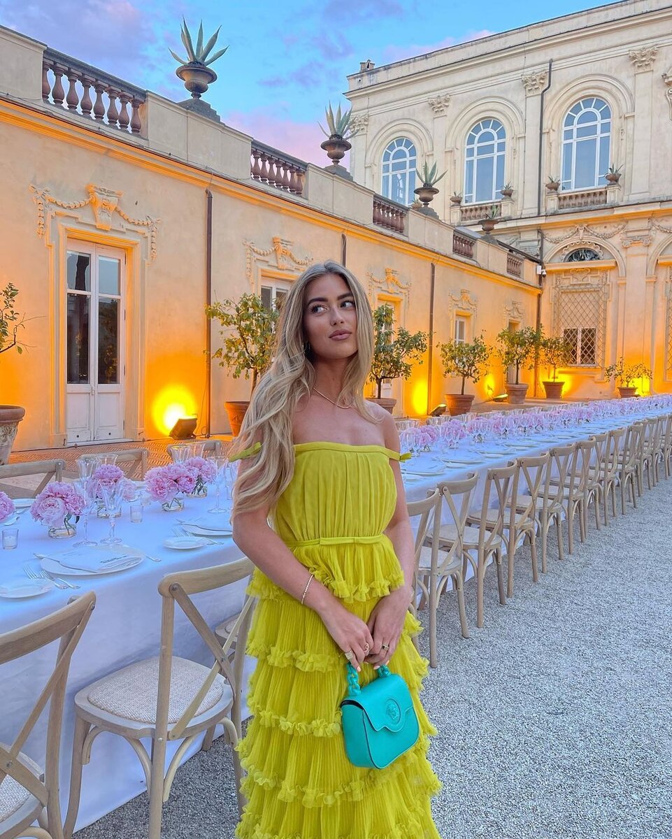    В каких цветах не стоит встречать Новый год-2023: замените ярко-желтый на приглушенный желтый @emilisindlev