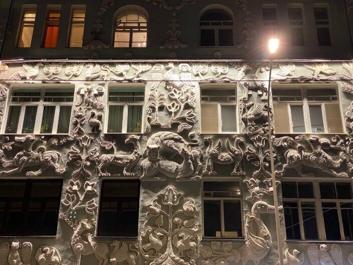 Сергей Вашков специализировался на русском стиле домонгольского периода, на фасаде здания появились характерные для того времени птица Сирин, львы и другие стилизованные звери, и растения.