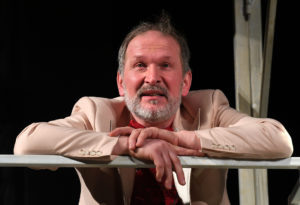    3012427 19.01.2017 Федор Добронравов в роли Джони Эйнсворта на прогоне спектакля в постановке Леонида Трушкина "Спасатель" в театре Антона Чехова. Автор музыки – Игорь Крутой. Екатерина Чеснокова / РИА Новости Софья Чулкова