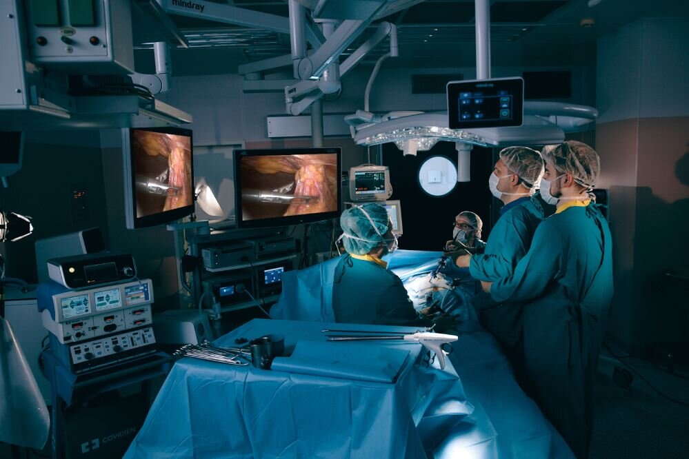   Операция по поводу ущемленной грыжи. На снимке (слева направо): Юлия Ким, операционная сестра; Антон Деев, врач-анестезиолог отделения анестезиологии и реанимации №62; Дмитрий Бочарников, заведующий отделением экстренной хирургии № 75, врач-хирург; Артём Попов, врач-хирург отделения экстренной хирургии № 75. Фото: Департамент здравоохранения г. Москвы.