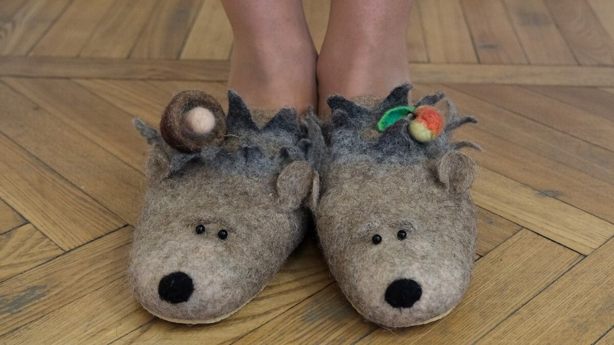     Выставки мастериц-рукодельниц, работающих с войлоком, стали уже традиционными во Владивостоке. В этом году в Приморском краевом центре народной культуры она проходит уже в пятый раз.