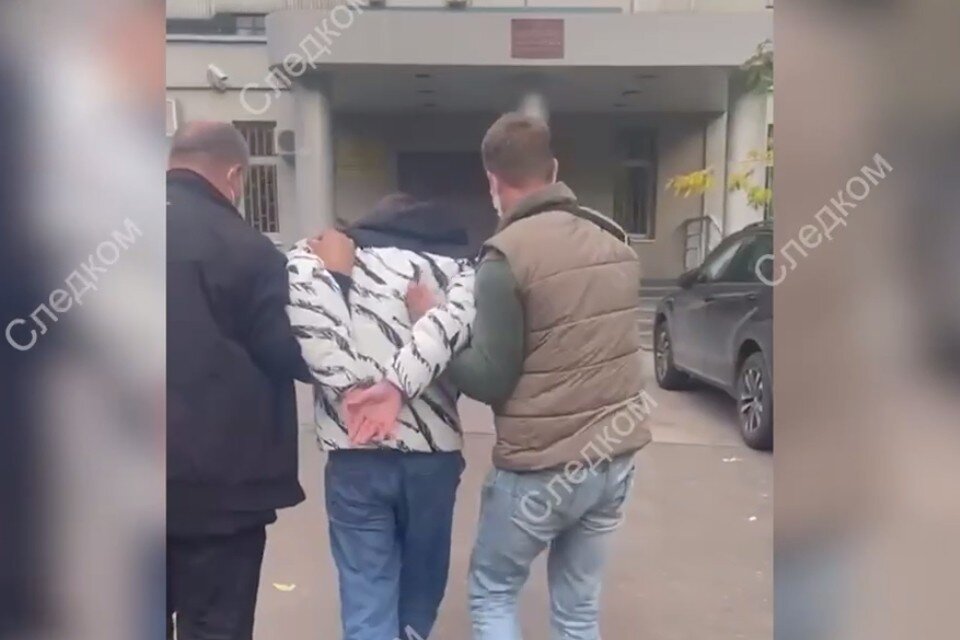     Полицейские задержали подозреваемого в убийстве мужчины, тело которого нашли в пакете на севере Москвы Фото: стоп-кадр с видео