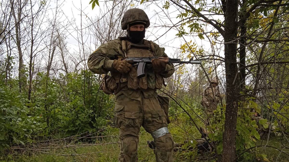    Боец Сергей Протасов позирует для фото на память в редкие минуты затишья на передовой / Фото: Из личного архива Сергея Протасова