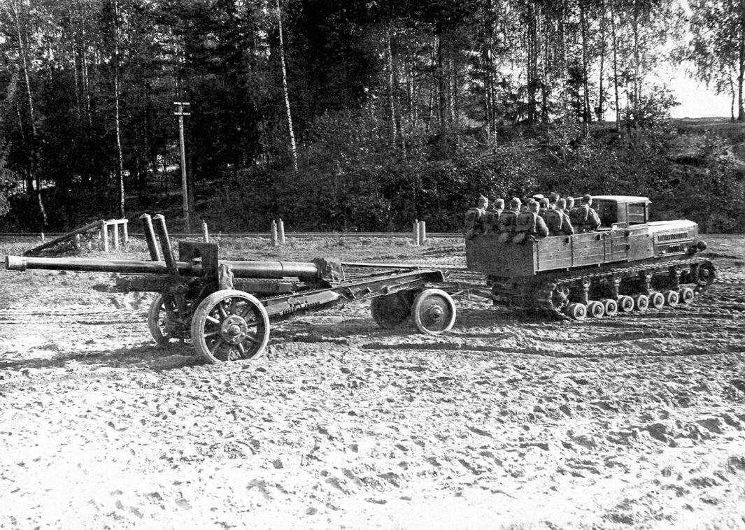 Тягач РККА представлял собой адаптированный к буксировке орудий и перевозке артиллерийского расчета, гусеничный трактор