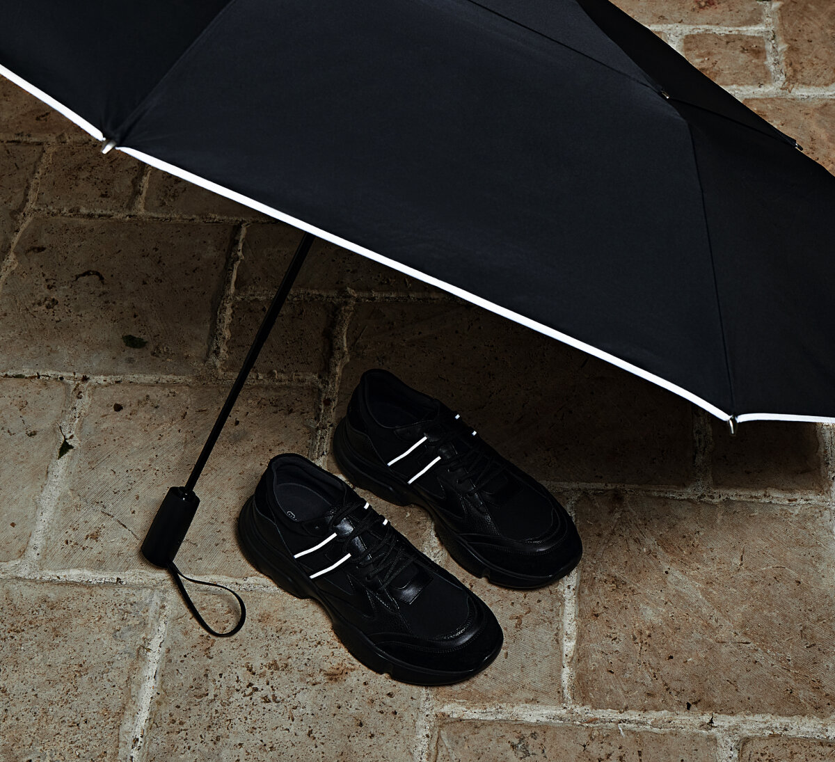 Кроссовки SS-0569 BLACK; Куртка однотонная, водоотталкивающая, прямой силуэт JK-0409 BLACK. шнуры капюшона изделия дополнены рефлективными лентами