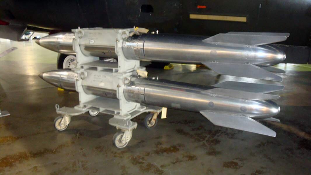 Термоядерные бомбы В61, готовые к загрузке в самолет                                                                    Фото: commons.wikimedia.org