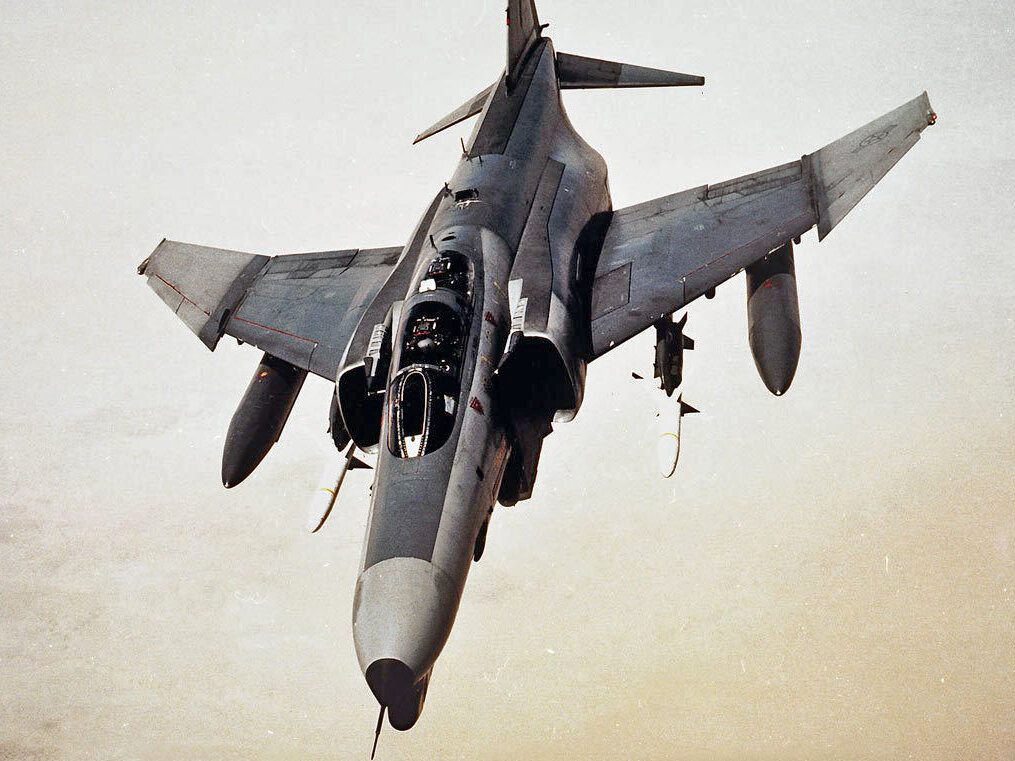 Истребитель F-4G вооруженный парой AGM-88 HARM. Общественное достояние.
