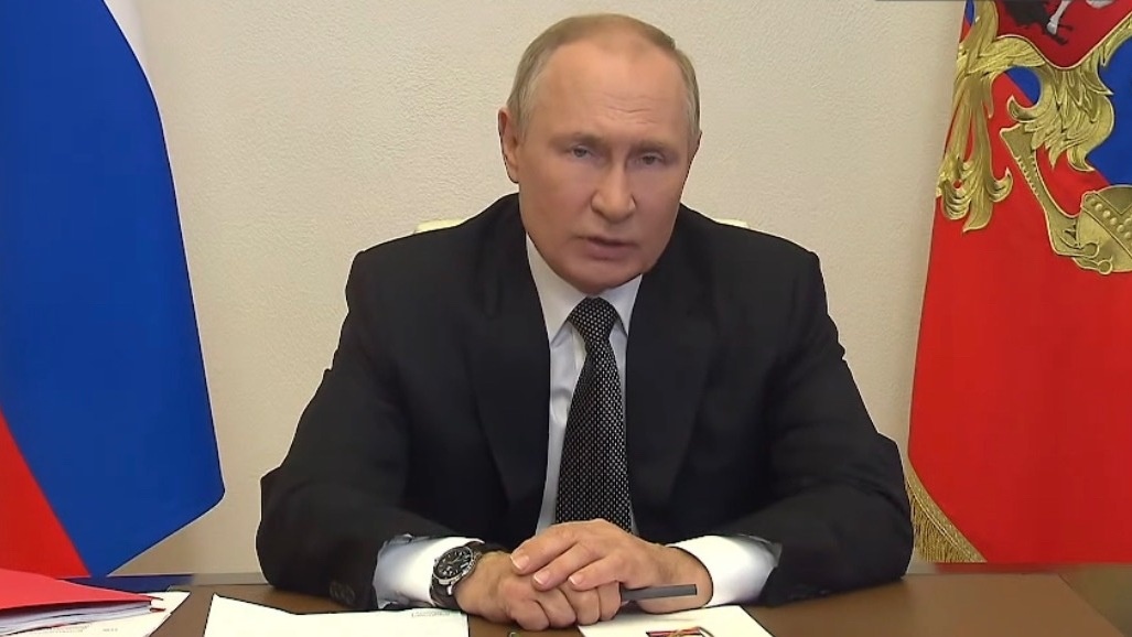    Президент России Владимир Путин наделит глав регионов дополнительными полномочиями для обеспечения безопасности. Об этом он заявил в ходе онлайн-трансляции совещания Совета безопасности России.
