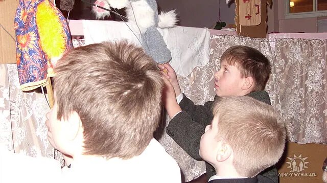 Мои золотые артисты так работают за ширмой. Олег Соловьев с нарисованными усами. Он играл роль почтальона Печкина.