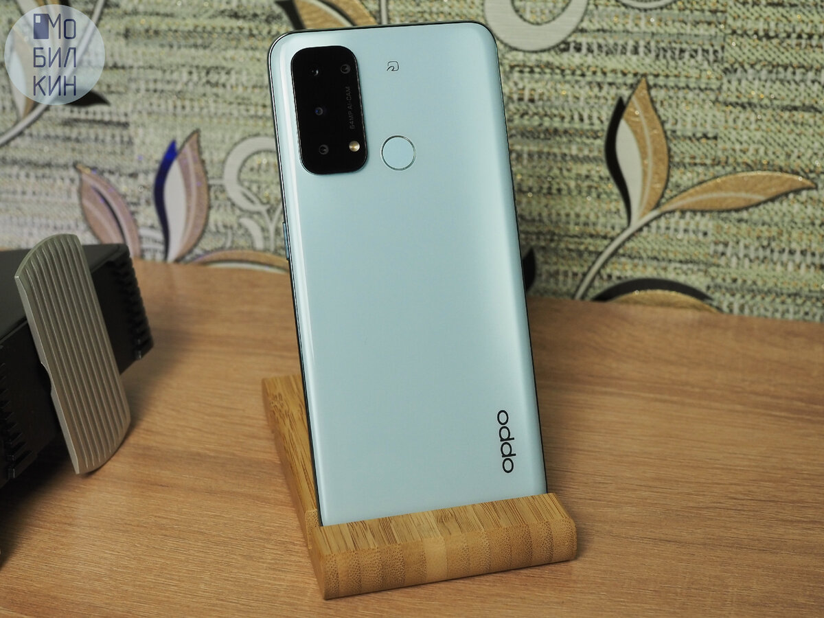 Японское происхождение смартфона выдаёт значок FeliCa в верхней части спинки